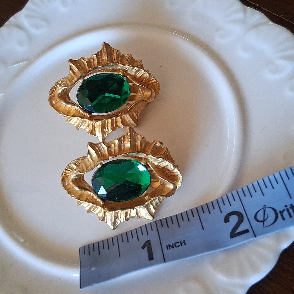 Vintage Clip-on Gold-Tone Earrings with Emerald Green - Picture 13 of 13